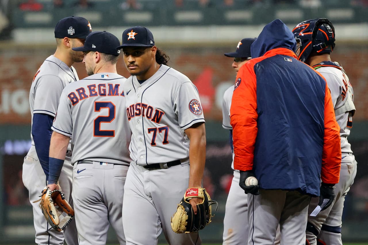 Tras dos outs en la cuarta entrada, Dusty Baker consultaba en la lomita y retiraba a Luis García por Blake Taylor.