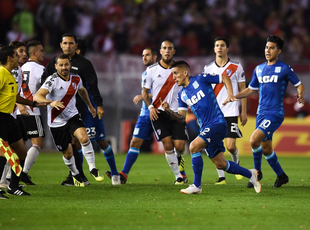 Como si se tratase de un corredor de fútbol americano, movía las piernas eludiendo obstáculos para aclarar su camino e ir directo a encontrarse con el provocador Enzo Pérez.