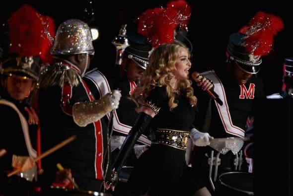 Los bailarines de Madonna sorprendieron con sus vestimentas.