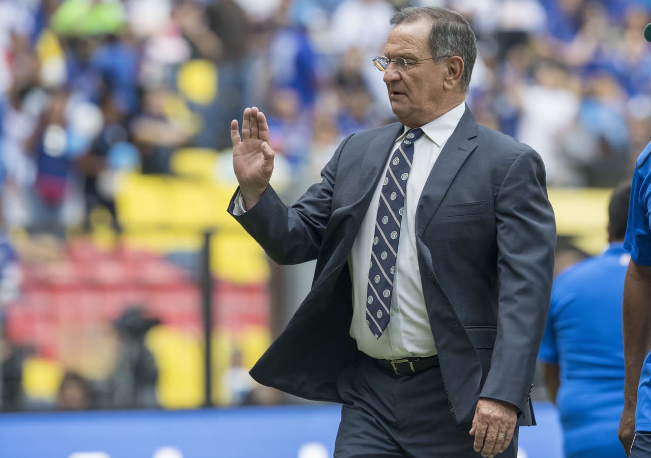 El técnico de Puebla, Enrique Meza, dando instrucciones durante el partido.