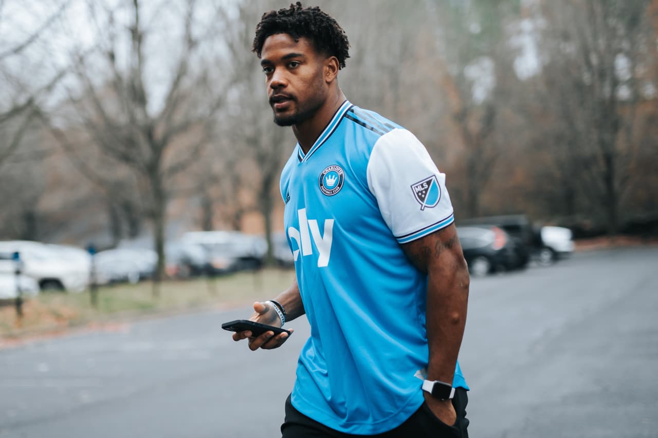 Jeremy Chinn, jugador de Carolina Panthers de la NFL, fue una de las primeras celebridades en lucir la camiseta de Charlotte FC.