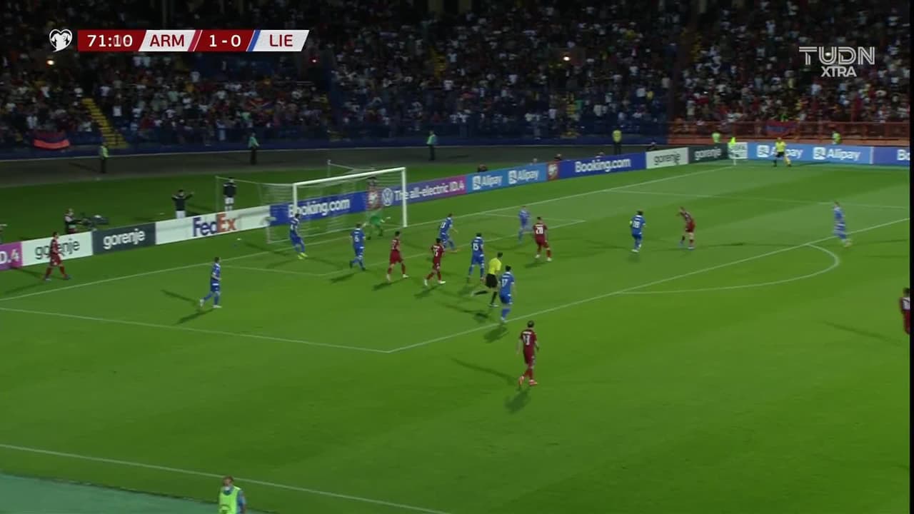 ¡CERCA! Tigran Barseghyan disparó que se estrella en el poste.