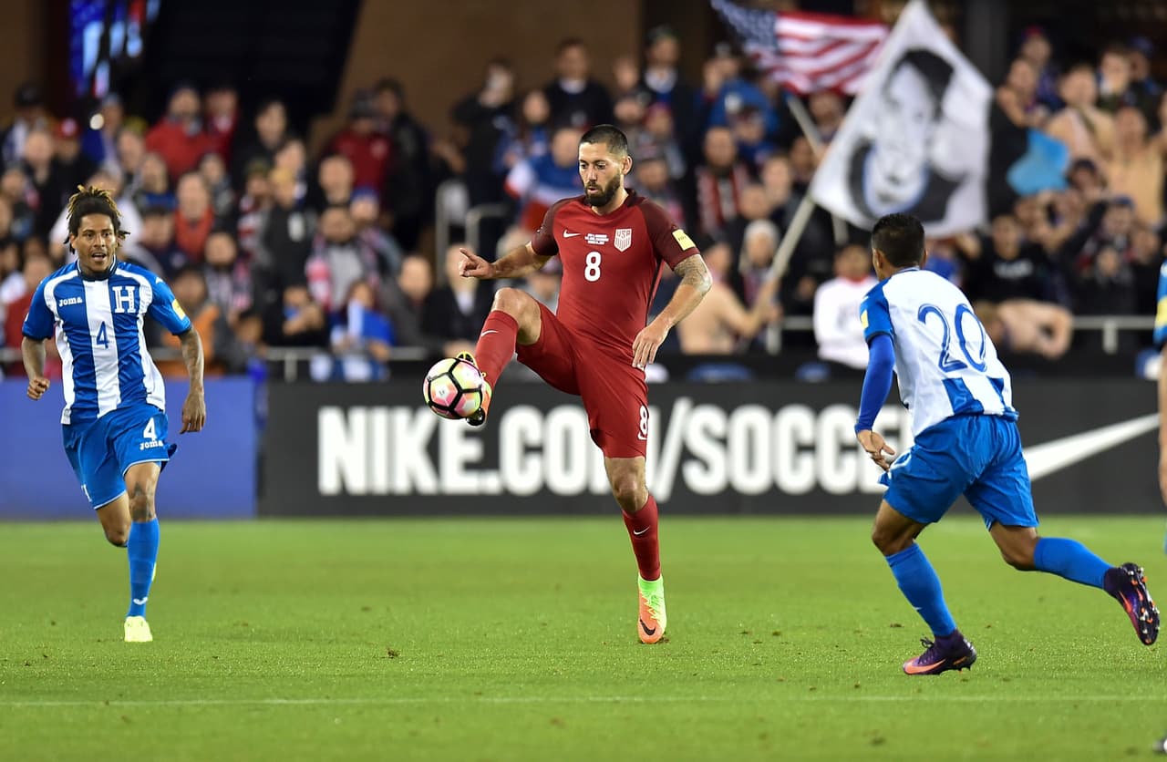 La estrategia fue perfecta porque Estados Unidos comenzó a jugar a placer y a dominar el partido en todas las facetas del juego como quedó demostrado con el segundo y tercer gol que consiguieron al minuto 27 y 32, respectivamente. Bedoya le dio el pase a Michael Bradley para el 2-0 y Dempsey abrió su cuenta personal al marcar el 3-0 con asistencia de Christian Pulisic.