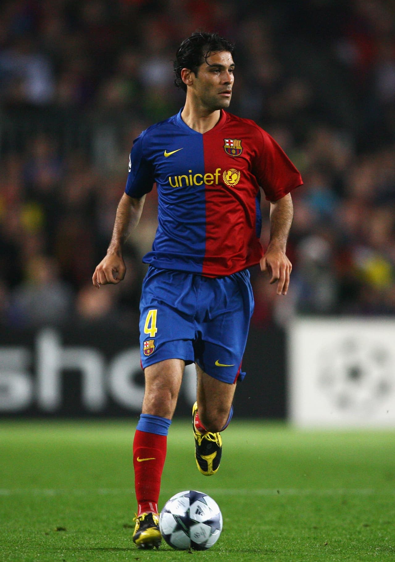 Fueron 7 las temporadas que disputó con Barcelona, consolidándose como uno de los mejores defensores en la historia del equipo catalán.