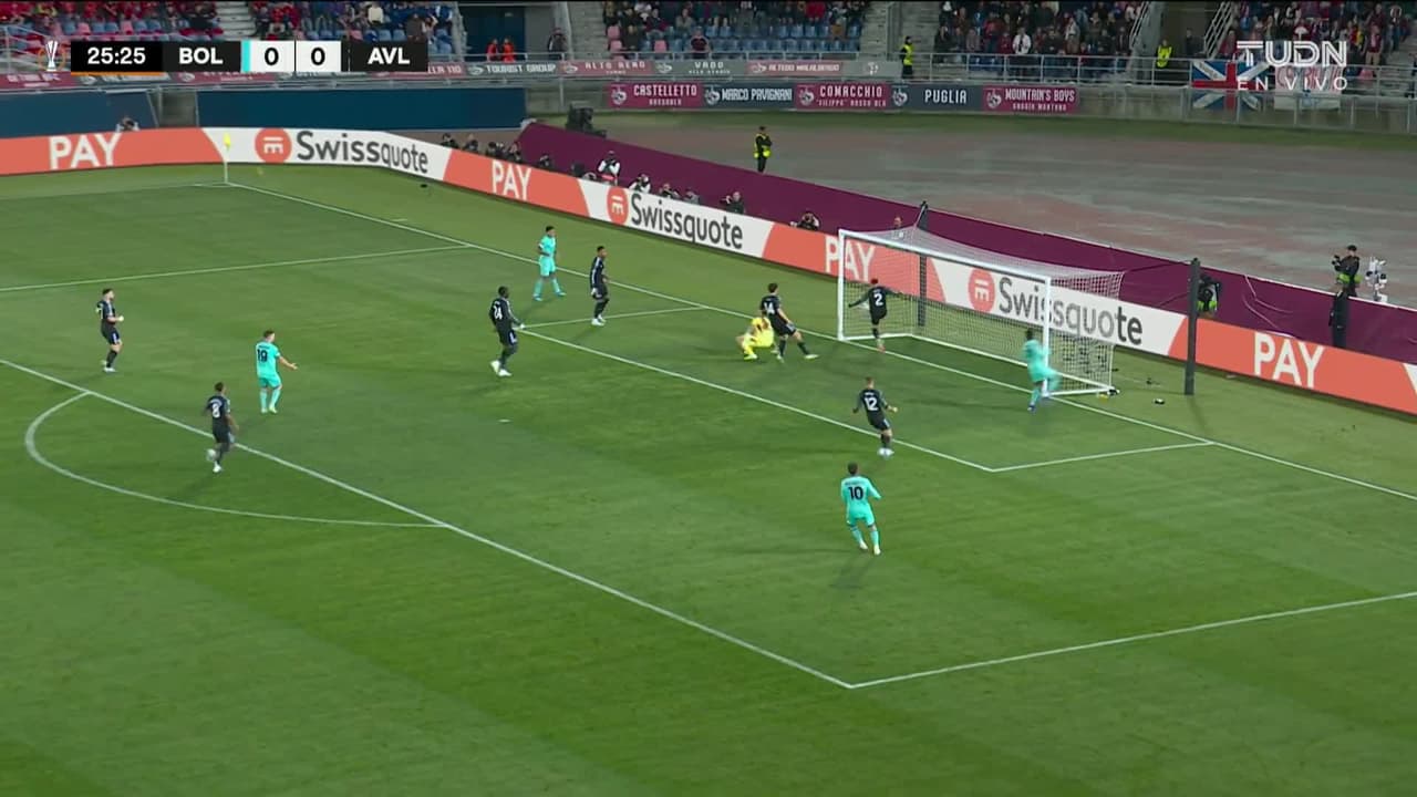 ¡AUTOGOL! de Ezri Konsa para Bologna.