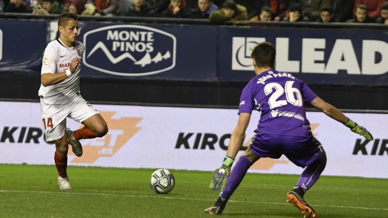 Javier 'Chicharito' Hernández no logró hacer el gol que superara al Osasuna en el enfrentamiento de hoy y se reparten los puntos. El Sevilla se coloca cuatro puntos detrás del Barcelona y Real Madrid.