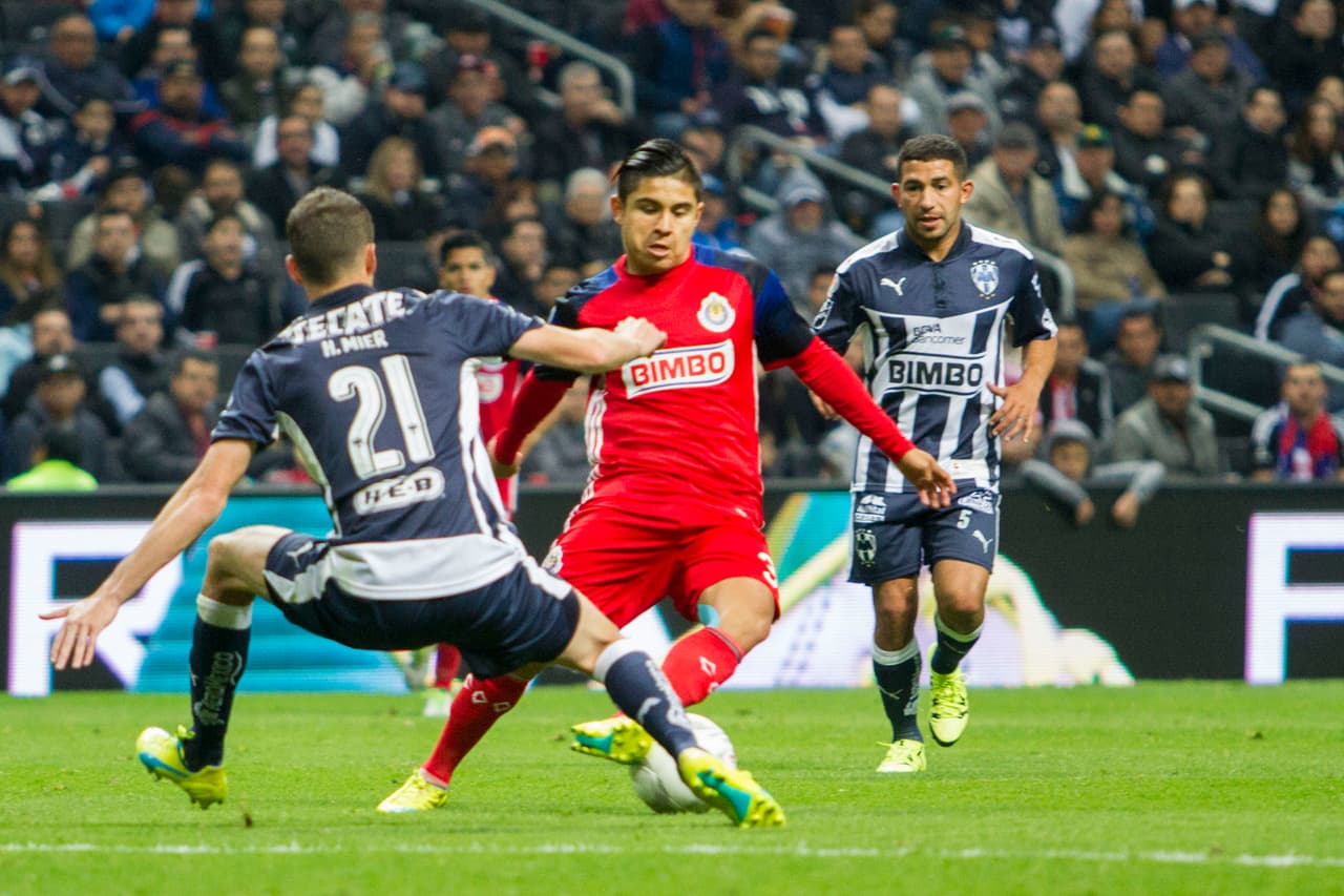 La principal característica de Javier es sin duda su velocidad, el gran control y calidad de balón que tiene con los pies y su educada pierna izquierda, que es con la que manda el balón a las redes.