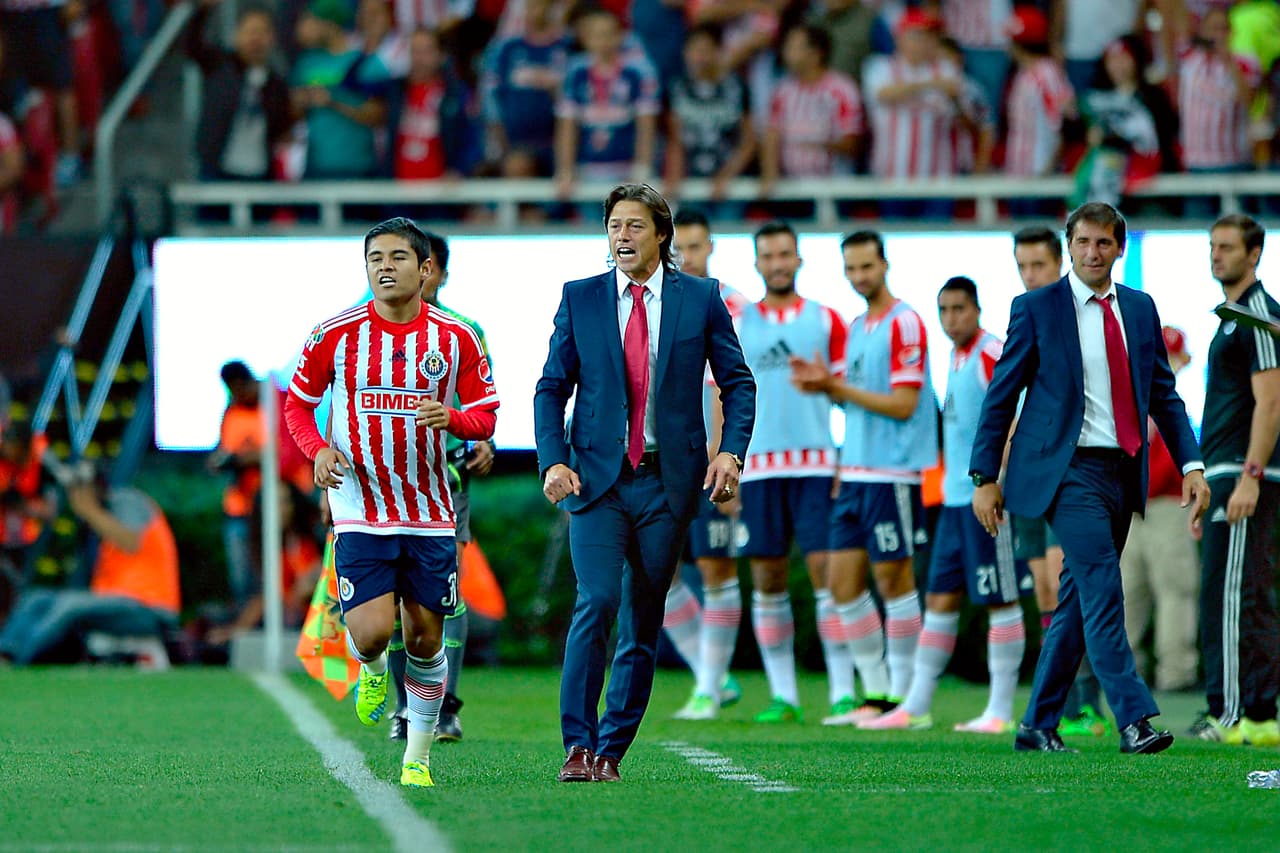 La ‘Chofis’ debutó a los 18 años de edad con las Chivas en el partido ante León en el Clausura 2013, luego de demostrar que era el motor de las inferiores de Chivas, aunque luego ya no fue considerado en el primer equipo hasta que llegó Matías Almeyda quien fue el que lo comenzó a utilizar con regularidad.