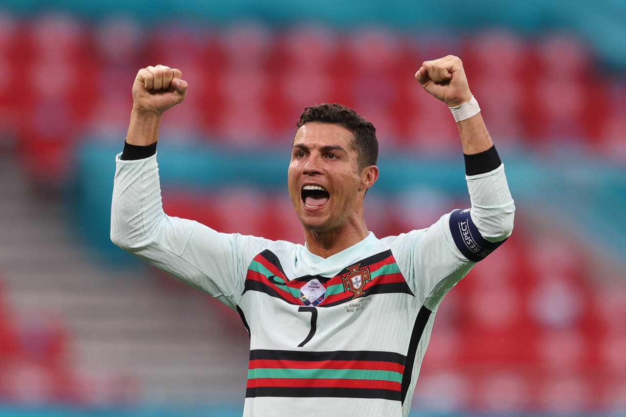 <b>Puesto 3. Cristiano Ronaldo (fútbol)</b>
<br>
<br>Ganancias totales: 120 millones de dólares.
<br>
<br>Ganancias en el deporte: 70 millones de dólares.
<br>
<br>Ganancias en patrocinios: 50 millones de dólares.
<br>
<br>La cantidad de atletas que superaron los 100 millones en ganancias totales este año fueron cuatro. El máximo anterior fue de tres. 
<br>