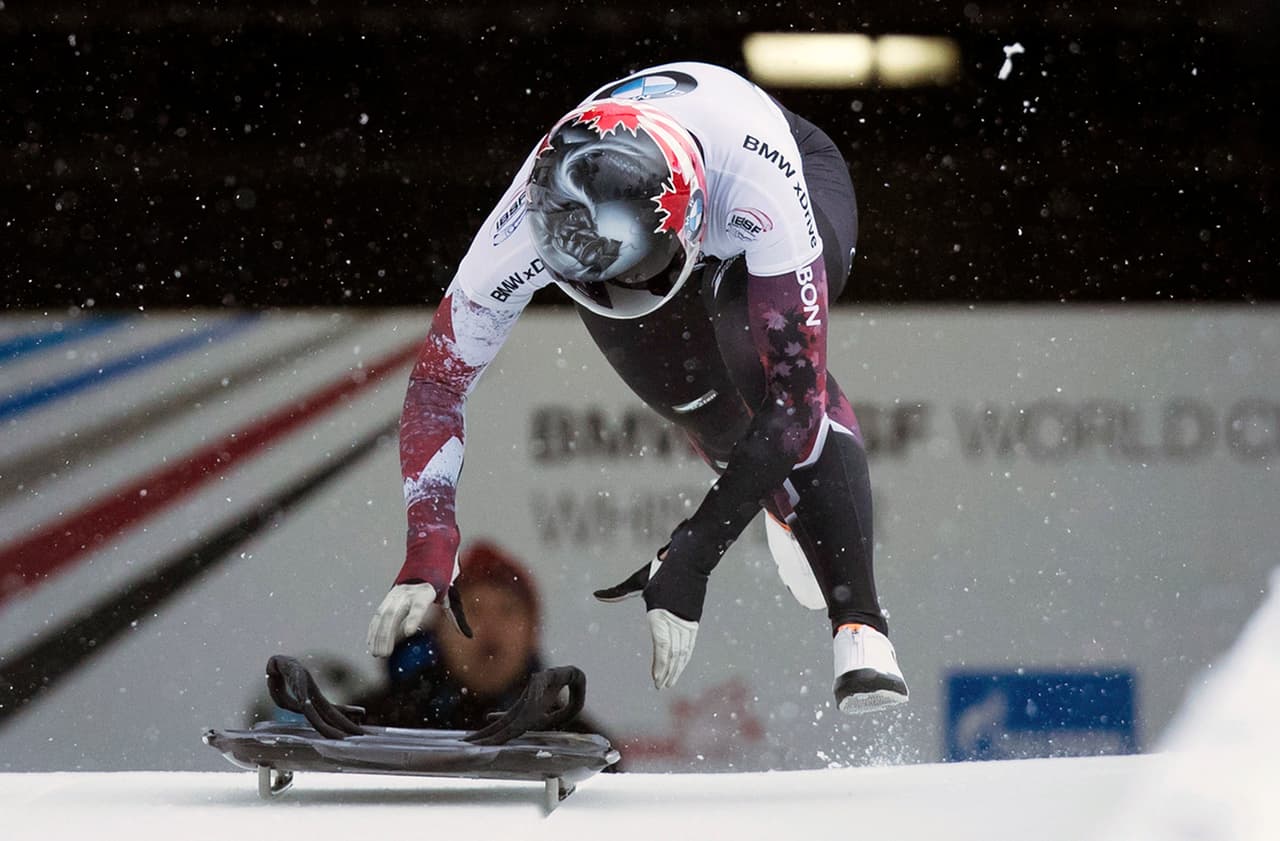 Este deporte requiere una salida con una gran velocidad, en un arranque explosivo, por lo que se requiere un calzado especial con suficiente adherencia al hielo para ese corto recorrido.