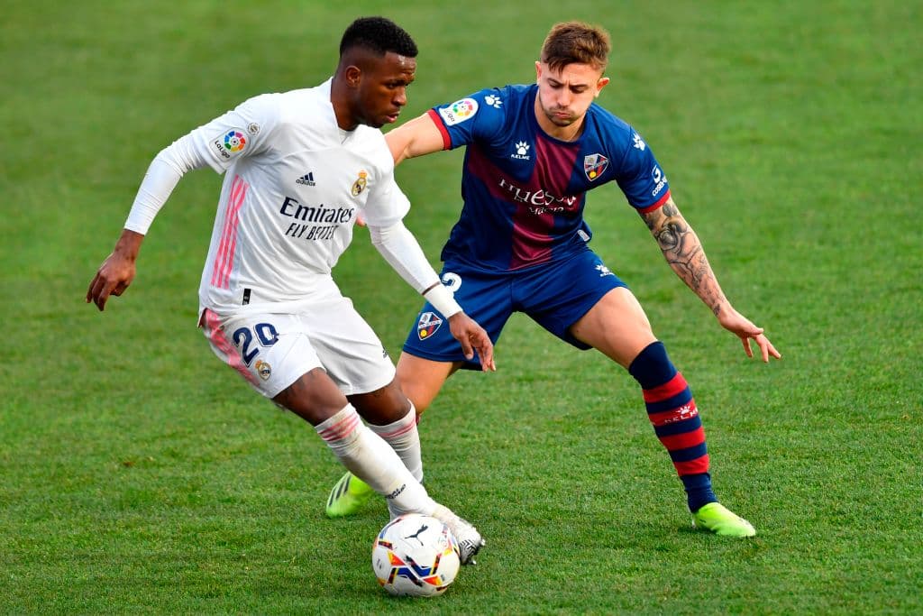 Galán (48’) abrió el marcador para los locales con un tremendo zurdazo al ángulo. Varane (55’, 84’) respondió para emparejar los cartones y, más adelante, darle la vuelta al marcador. Los de Zidane llegaron a 43 unidades; Huesca se queda con 17 en el sótano de la tabla.