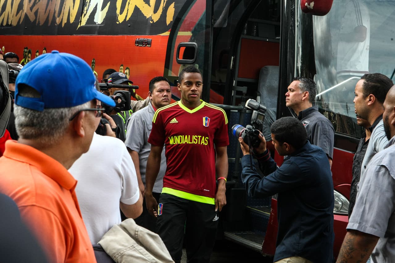 CAR225. CARACAS (VENEZUELA), 13/06/2017.- El arquero de la selección Sub'20 de Venezuela, Wilker Fariñez (c) llega a un homenaje hoy, martes 13 de junio de 2017, en el estadio Olímpico de la Universidad Central de Venezuela en Caracas (Venezuela). Miles de venezolanos homenajearon este martes a los jugadores de la plantilla Sub'20 de su país, que obtuvo el subcampeonato en el Mundial de la categoría que se disputó hasta el pasado 11 de junio en Corea del Sur, con un multitudinario acto en el estadio Olímpico de la Universidad Central de Venezuela (UCV), en Caracas. EFE/CRISTIAN HERNÁNDEZ
