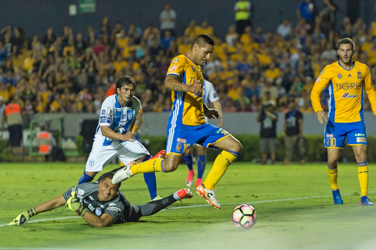 Tigres dominaba ante un Pachuca desconcertado que para completar su mal momento sufrió una falla de Blanco, quien dejó un balón en el aire, rematado por Ismael Sosa para el 1-1.
