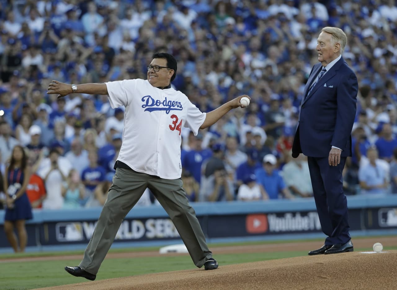 Fernando Valenzuela, homenajeado con lanzamiento de la primera bola del Juego 2