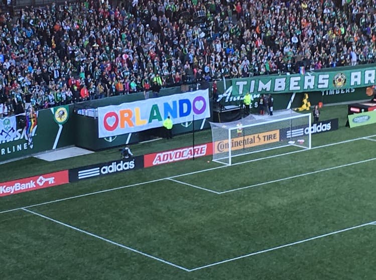 Afición del Portland Timbers rinde tributo a las víctimas del ataque en Orlando