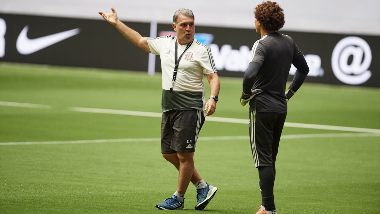 Ochoa y Martino piden a la afición poner fin al grito homofóbico