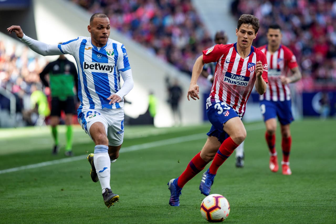 Por su parte, Diego Simeone había echado mano del joven colombiano Andrés Solano para el lateral izquierdo ante varias lesiones.
