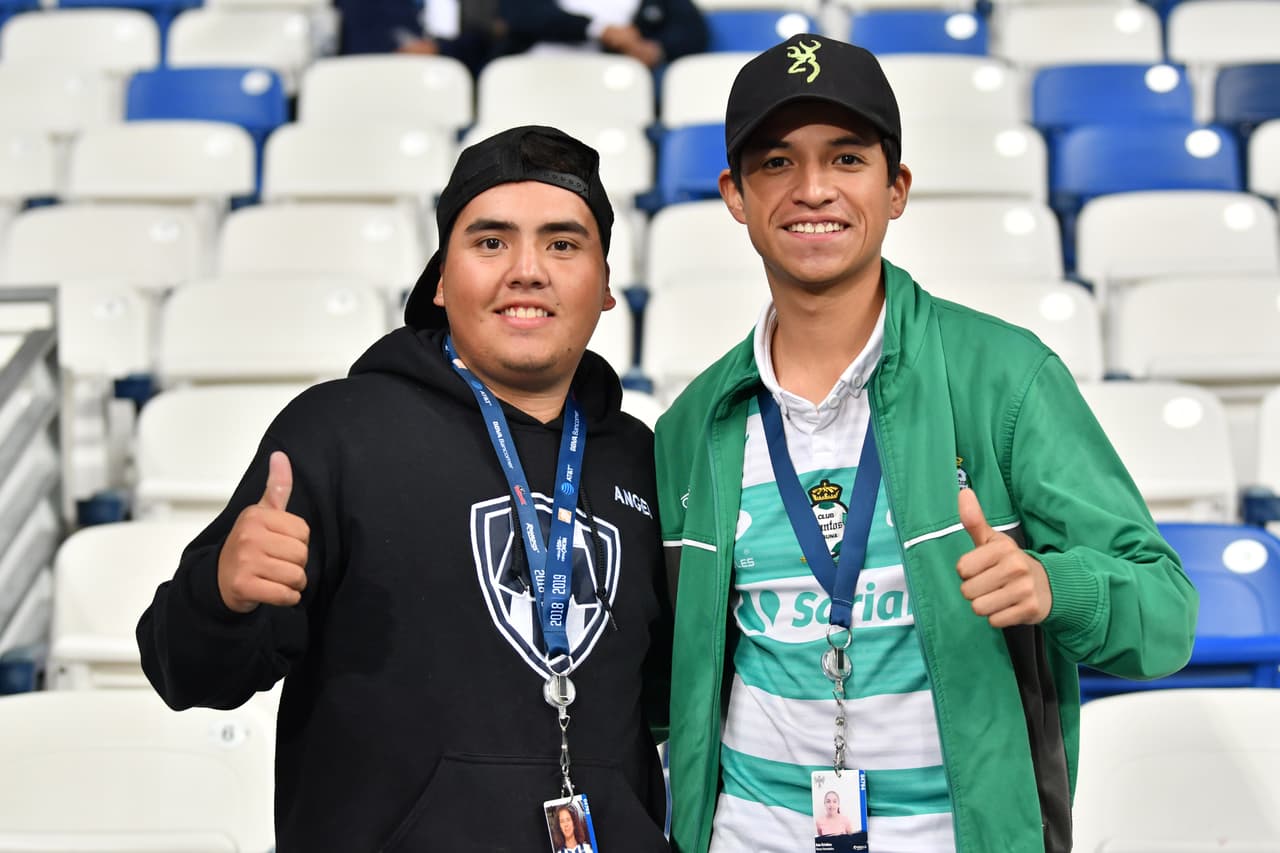 A pesar de la rivalidad, la convivencia es primero. Así vivieron los aficionados de Rayados del Monterrey y del Santos Laguna su duelo de Ida en la capital de Nuevo León por los Cuartos de Final.