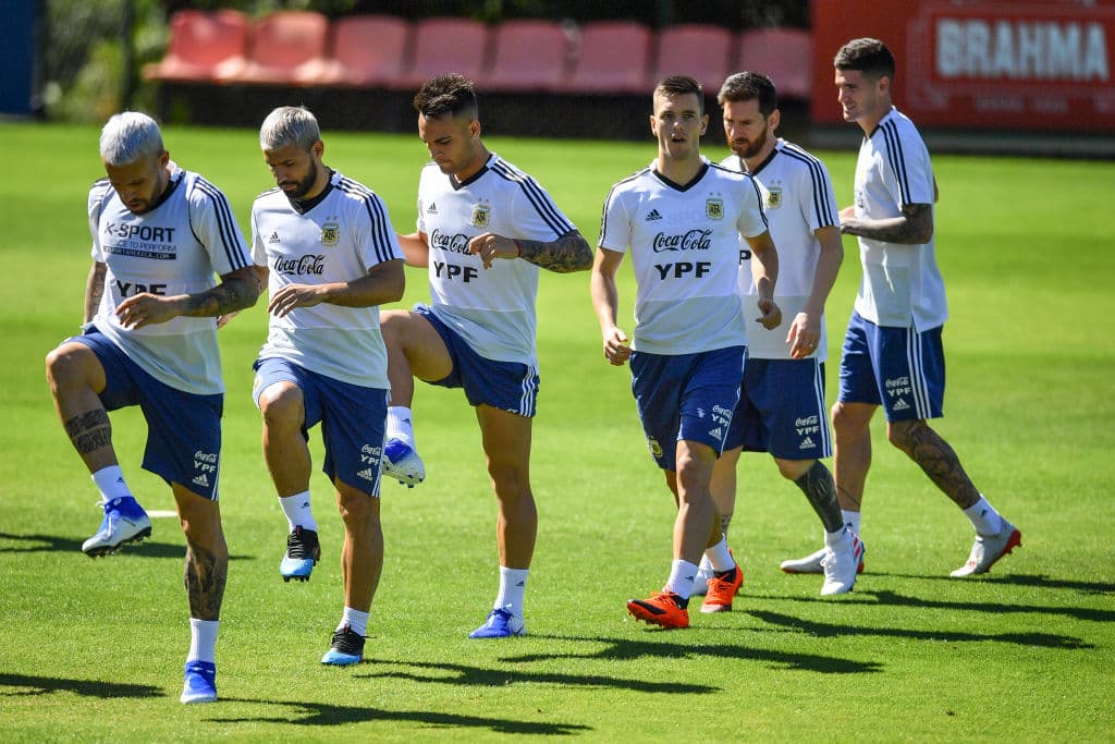 La Selección de Argentina se entrenó de cara a su partido ante Paraguay, a la que se enfrentará este miércoles en el Estadio Mineirao con la imperiosa necesidad de resarcirse tras un atroz debut en la Copa América ante Colombia que resultó en derrota por 2-0. Las expresiones de Lionel Messi y compañia reflejaron el sentir, el ánimo en el vestidor de la albiceleste. Las gesticulaciones durante la conferencia de prensa de Lionel Scaloni, entrenador argentino, reafirmaban el momento tenso que vive su equipo. ¿Podrán mejorar su ánimo?