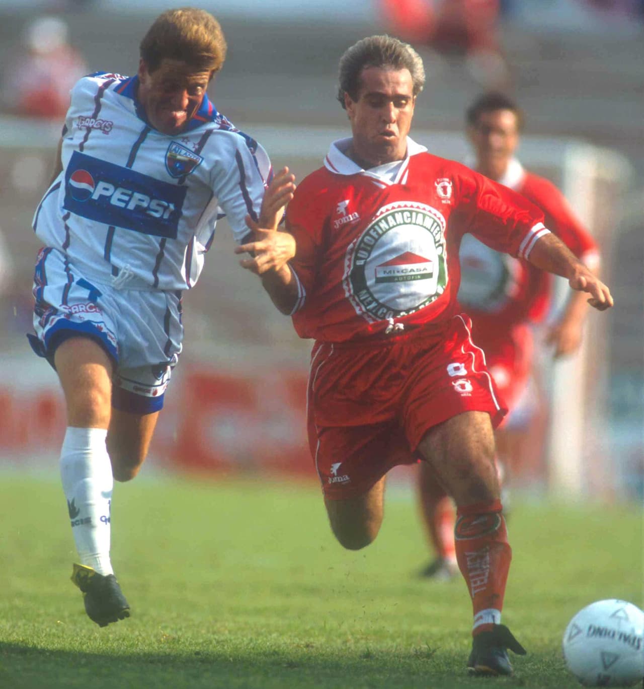 Eso desató la furia del entonces jugador atlantista y se fue detrás de él a pegarle patadas. Este hecho hizo que Herrera acabara declarando en el ministerio público por sus acciones.