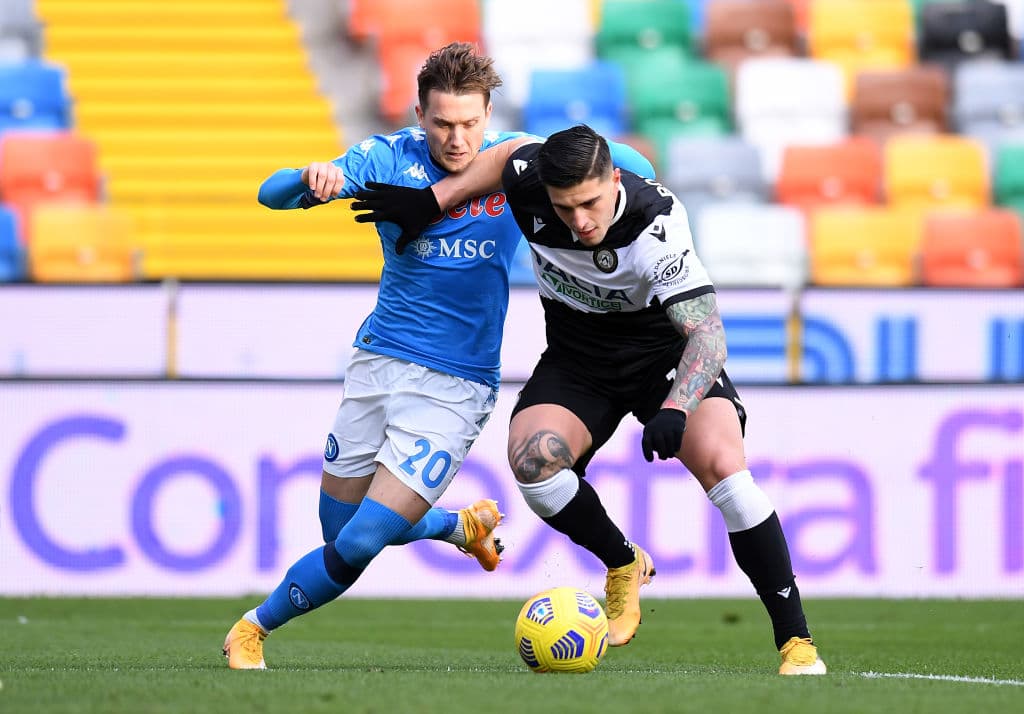 Napoli derrota 1-2 al Udinese y supera a la Juve de manera momentánea en la tabla general. El gol de Bakayoko salvó a los de Gattuso en los últimos minutos. El mexicano 'Chucky' Lozano fue titular y disputó los 90 minutos del encuentro.