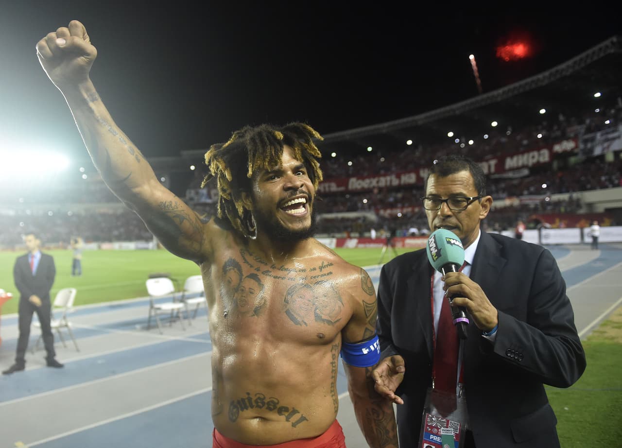 La figura del muñeco de Román Torres mide unos 2,74 metros (9 pies) de alto.