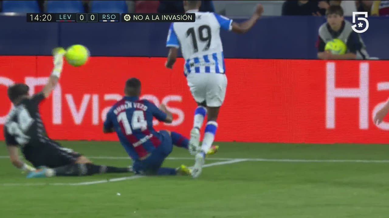 ¡Manotazo salvador! Cárdenas le roba el gol a Isak y mantiene el empate