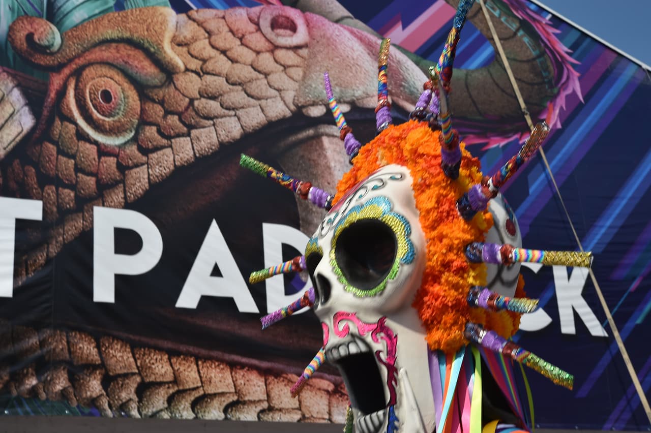 Los disfraces típicos de la tradicional celebración del Día de los Muertos se tomó la previa del Gran Premio de México en la Fórmula 1, con un colorido que le dio un condimento especial.