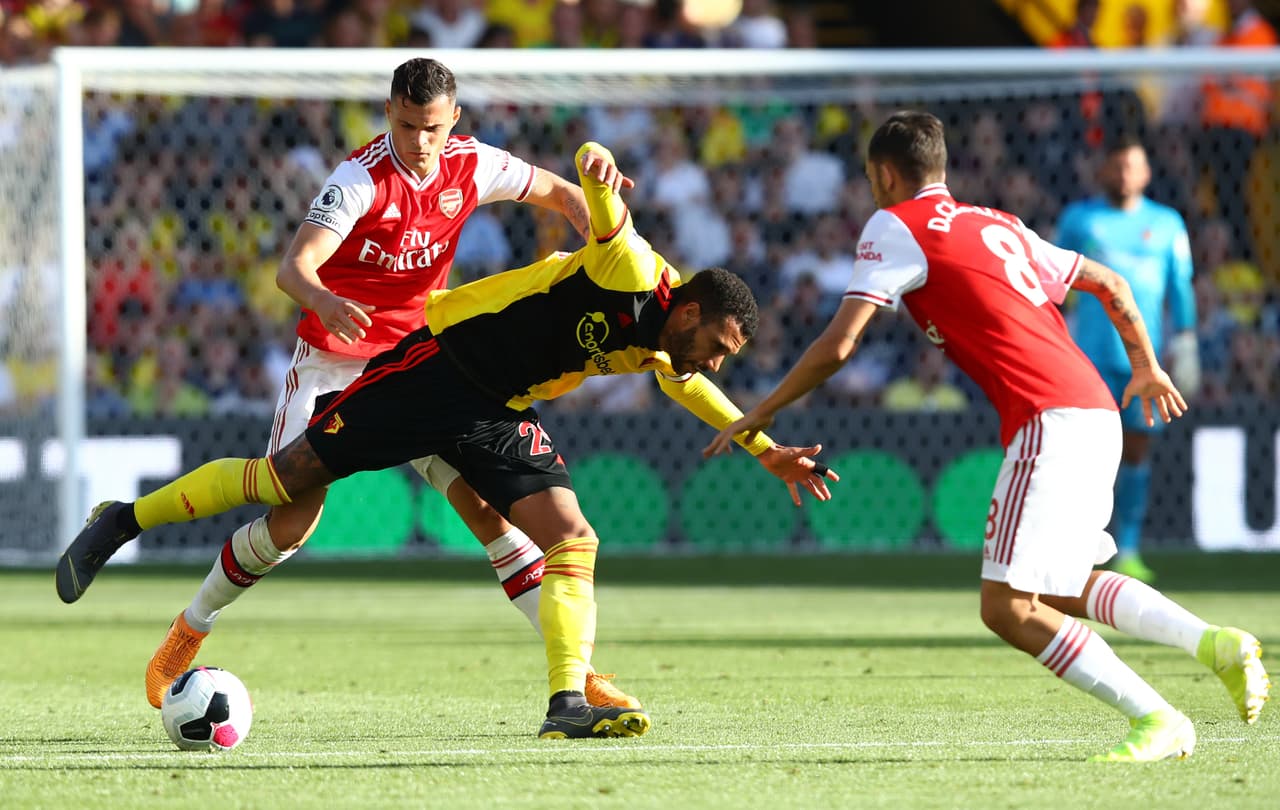 Capoue pierde el balón ante la ferrea marca de Granit Xhaka.