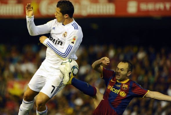 Cristiano era buscado por sus compañeros en más de una ocasión, pues salió al campo como única punta de su equipo.