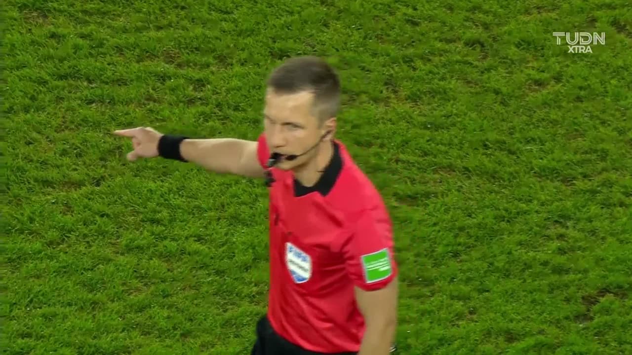 Arranca el partido y la pelota está en juego.