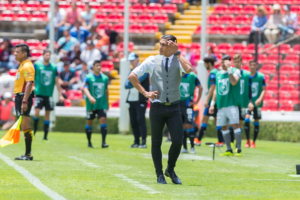 La situación para el técnico de Lobos BUAP, Francisco Palencia, es complicada; cinco juegos sin ganar, tres derrotas consecutivas y el penúltimo lugar de la tabla con cuatro puntos.