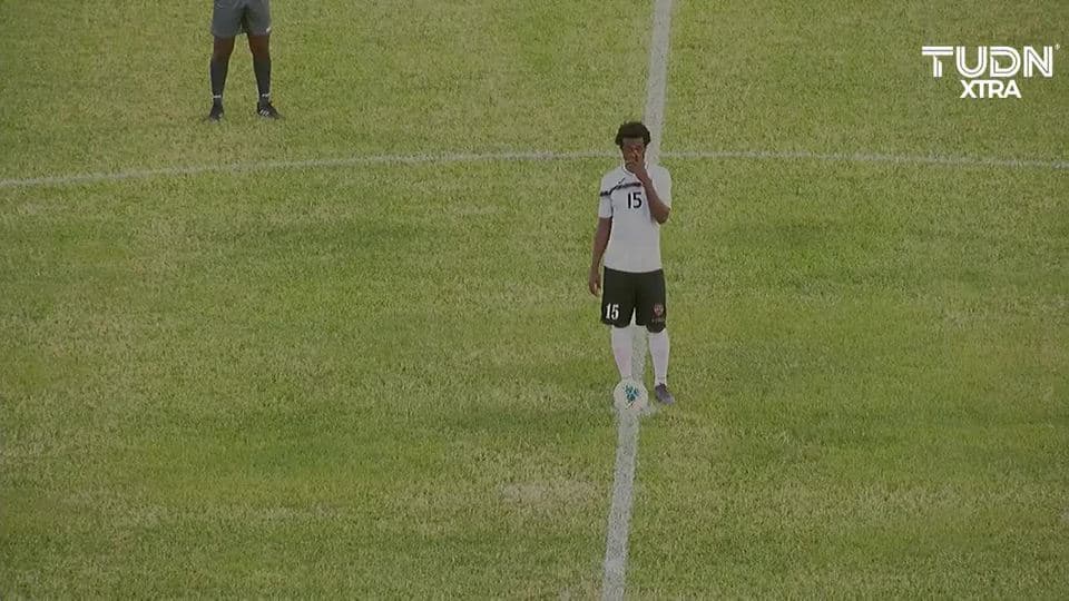 Arranca el partido y la pelota está en juego.