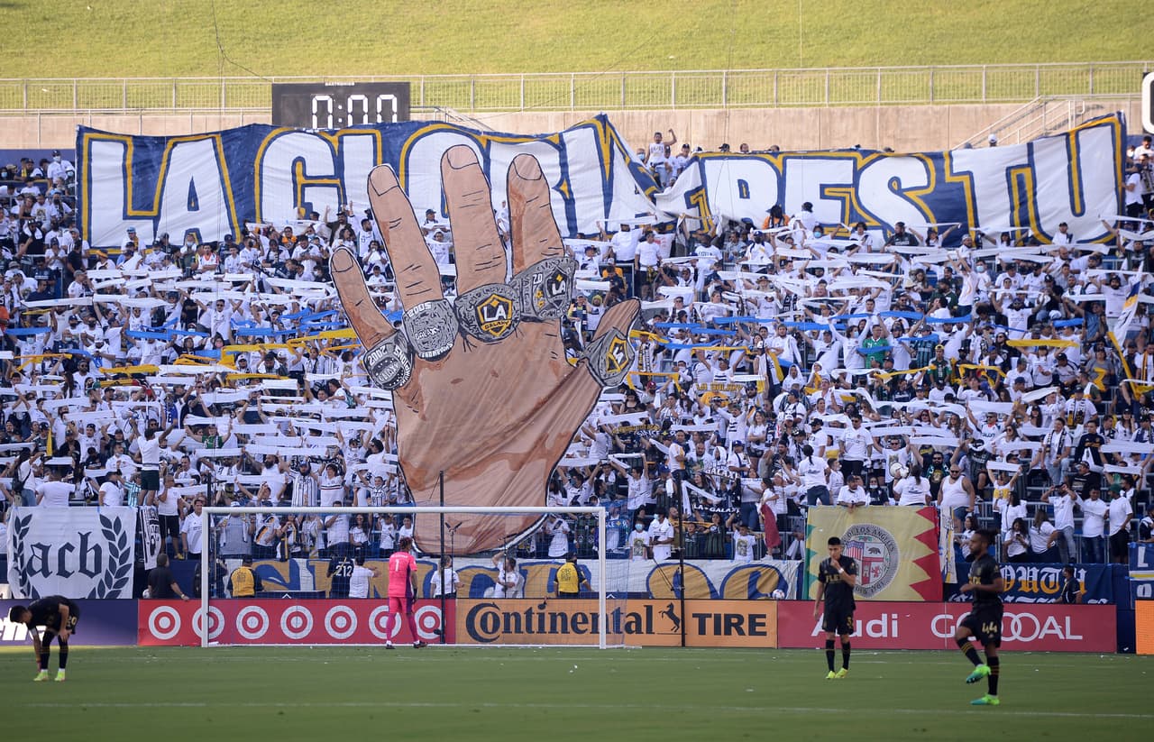 La afición de LA Galaxy no desaprovechó la ocasión para rendir tributo a la figura de Landon Donovan.
<br>