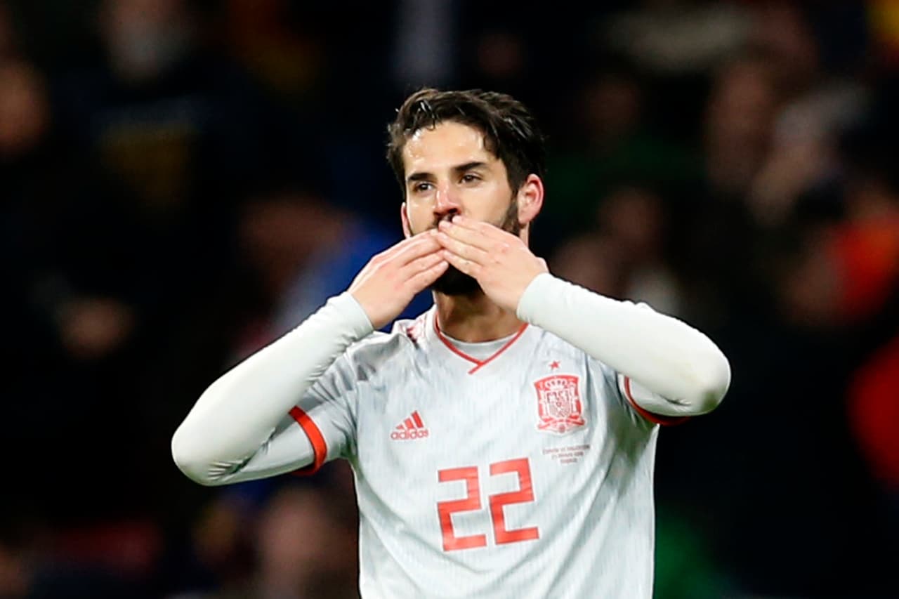 El español recibió su primer convocatoria con la selección española en febrero de 2013, pero su debut llegó hasta octubre del mismo año.