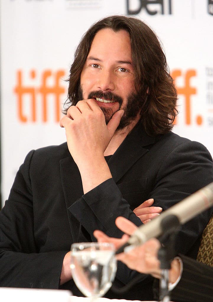 No podemos olvidar que Neo falleció al final de la tercera película a cambio de salvar a la humanidad.
<br>