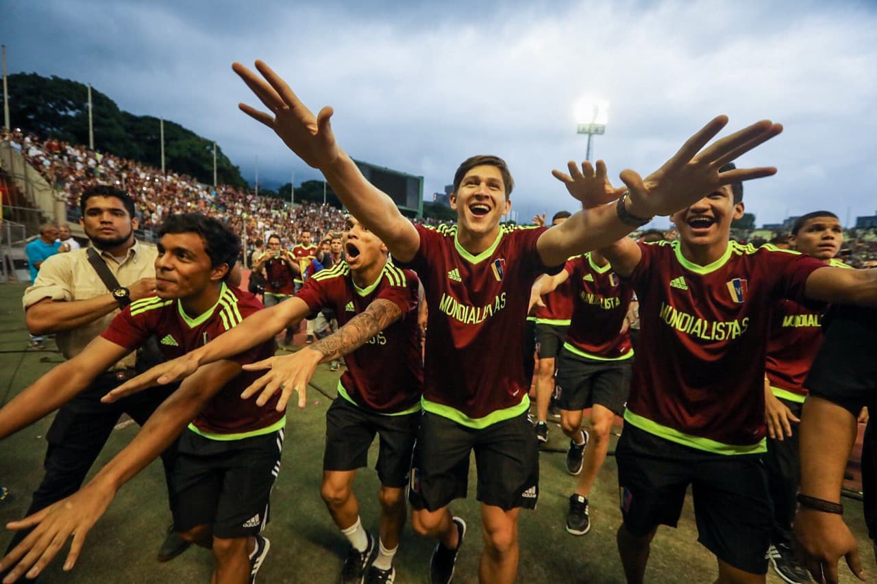 VEN122. CARACAS (VENEZUELA), 13/06/2017.- Jugadores de la selección Sub'20 de fútbol de Venezuela celebran durante un homenaje hoy, martes 13 de junio de 2017, en el estadio Olímpico Universitario en Caracas (Venezuela). Miles de venezolanos homenajearon este martes a los jugadores de la plantilla Sub'20 de su país, que obtuvo el subcampeonato en el Mundial de la categoría que se disputó hasta el pasado 11 de junio en Corea del Sur, con un multitudinario acto en el estadio Olímpico de la Universidad Central de Venezuela (UCV), en Caracas. EFE/Miguel Gutiérrez
