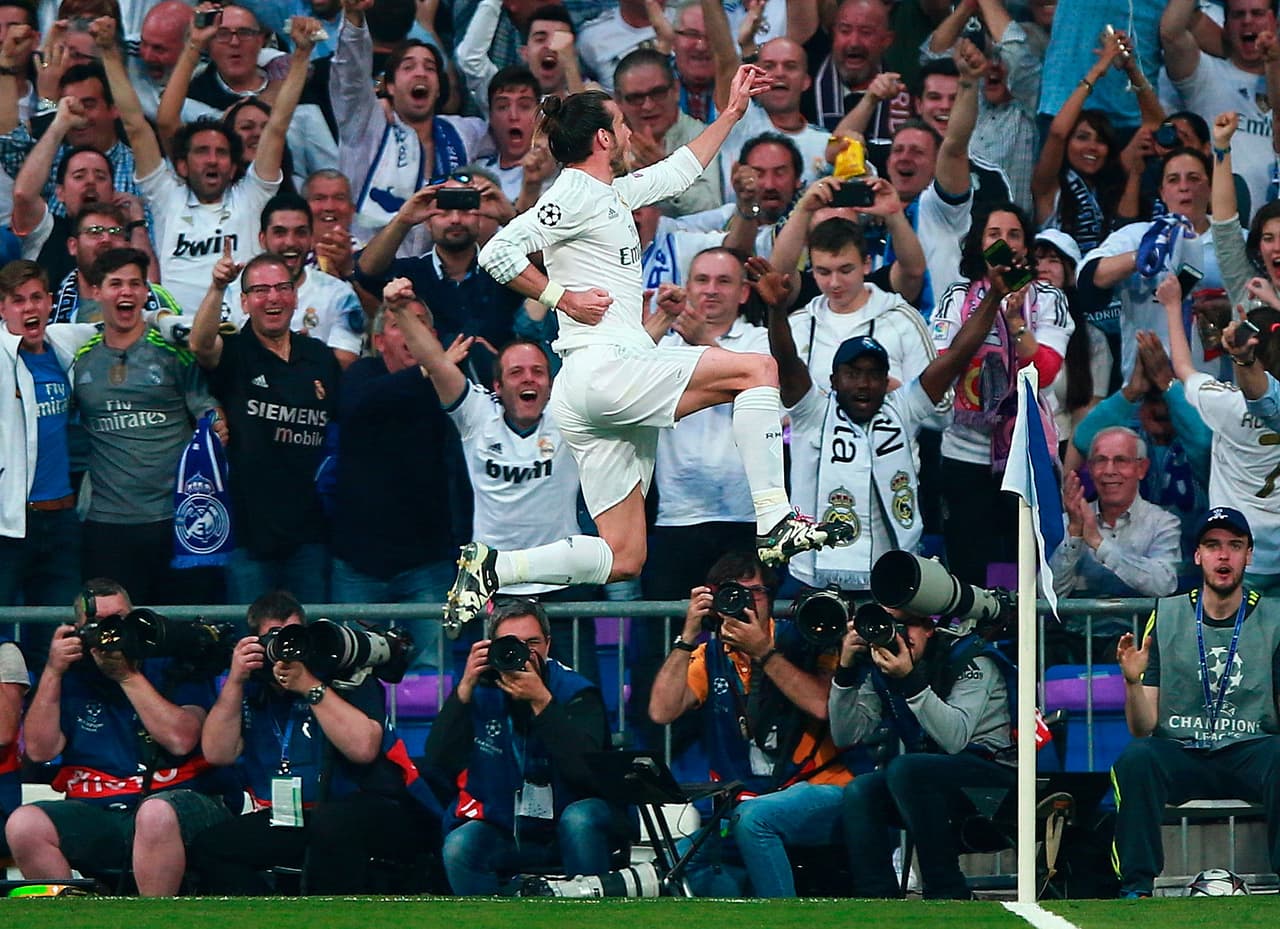 La afición blanca que acudió al Bernabéu se entregó al 'Expreso de Cardiff' durante su eufórico festejo.