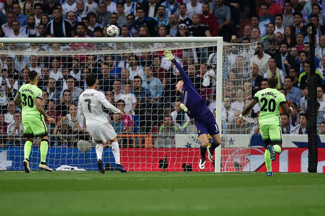 La ausencia del zaguero belga era un mal augurio para el club celeste que al 20' recibió el gol en un disparo de Gareth Bale por la derecha que se elevó por desvío de Fernando.