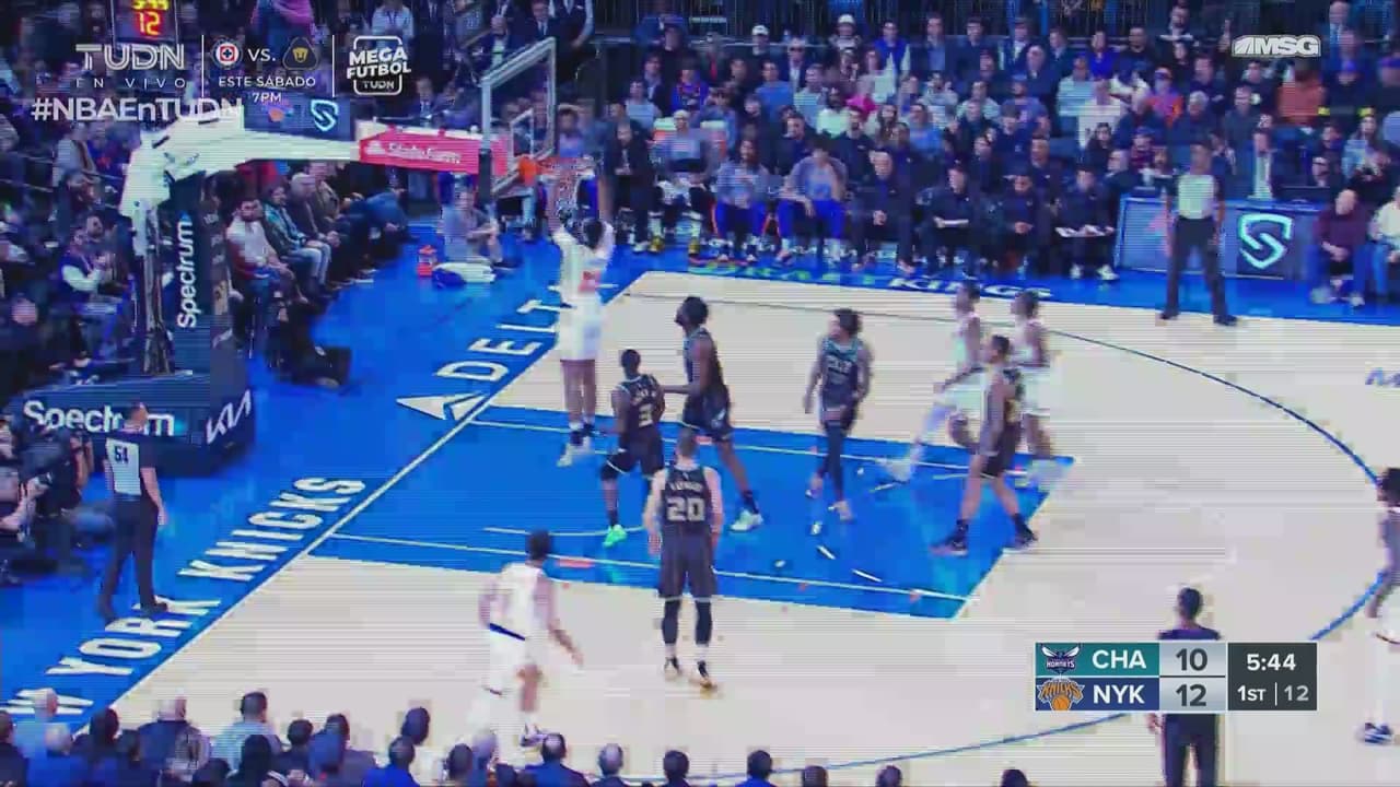 ¡Gran jugada! Mitchell Robinson aprovecha un bombón para retacarla