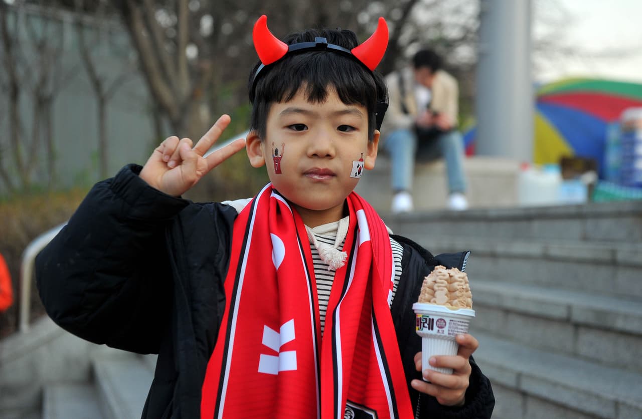 En Seúl, la selección Colombia cayó por 2-1 con la de Corea del Sur en el campo. Sin embargo, en los alrededores del Estadio Copa del Mundo y en sus tribunas la fiesta fue solo una entre los fanáticos de ambos países.