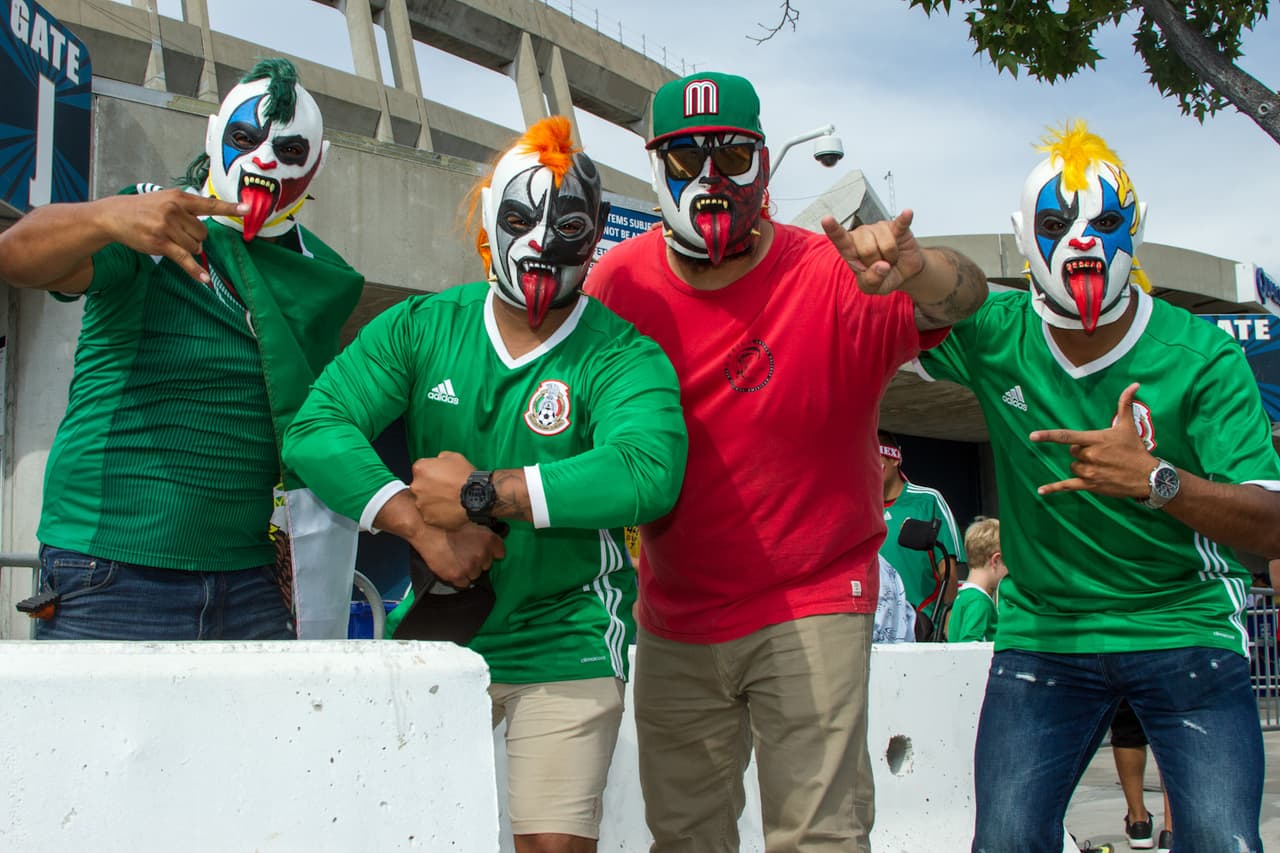 Horas antes del duelo entre México y El Salvador, los aficionados empezaron a hacer su partido en el estacionamiento del Qualcomm Stadium de San Diego, una fiesta llena de música y camaradería entre las dos naciones.