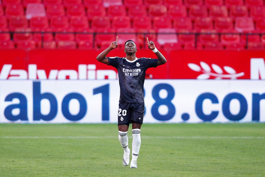 Real Madrid vence a Sevilla por la mínima con autogol | El gol que marcó Yassine Bounou (55’), derivado de un tiro de Vinicius, definió el encuentro. Los de Zidane llegaron a 20 unidades.