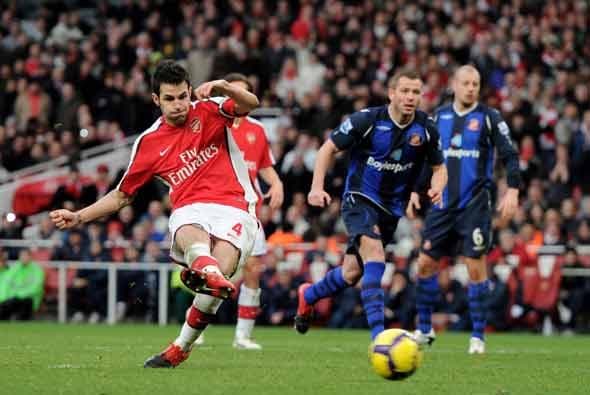Los 'Gunners' se impusieron 2-0, con este gol de Cesc de penalti, y escalan posiciones.