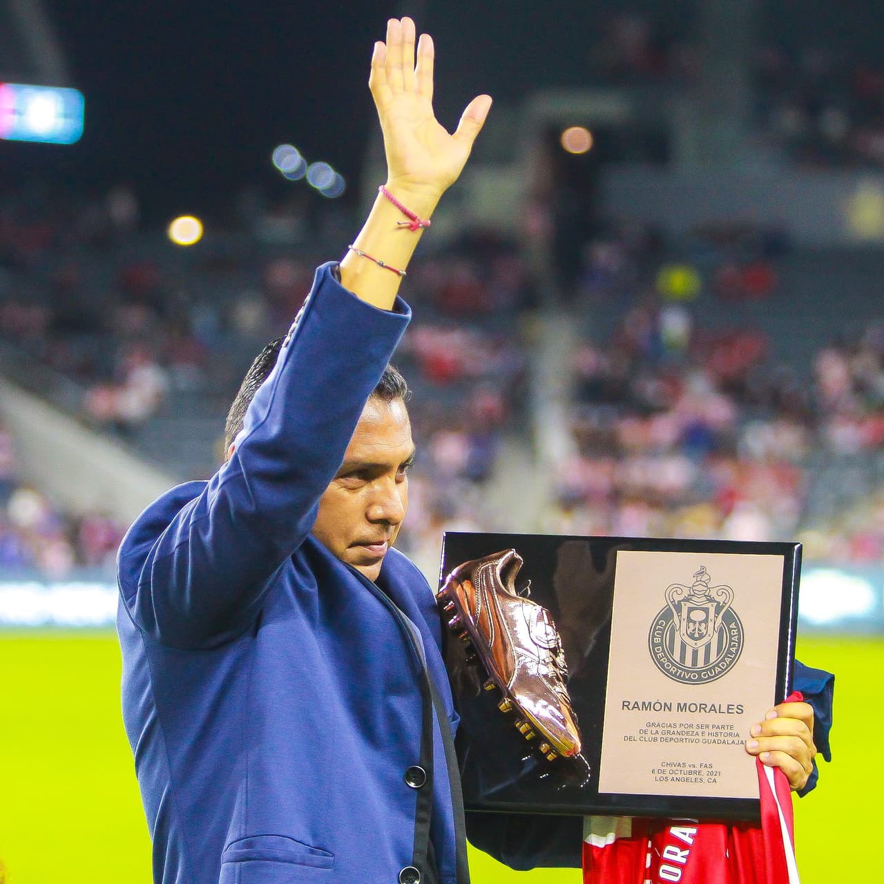 Una vez llegado el mediotiempo, las Chivas realizaron un homenaje a uno de los ídolos más queridos por los Chivahermanos: Ramón 'Ramoncito' Morales.