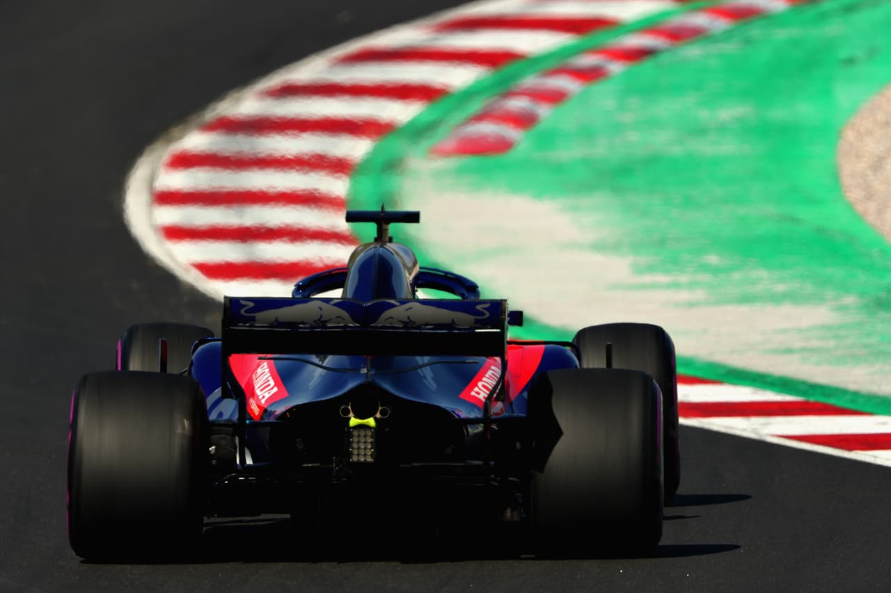 El proveedor de neumáticos, Pirelli, pondrán a disposición en cada gran premio tres compuestos para suelo seco. Ahora incluye el 'hiperblando' con marca rosa, y el 'superduro', con marca naranja.