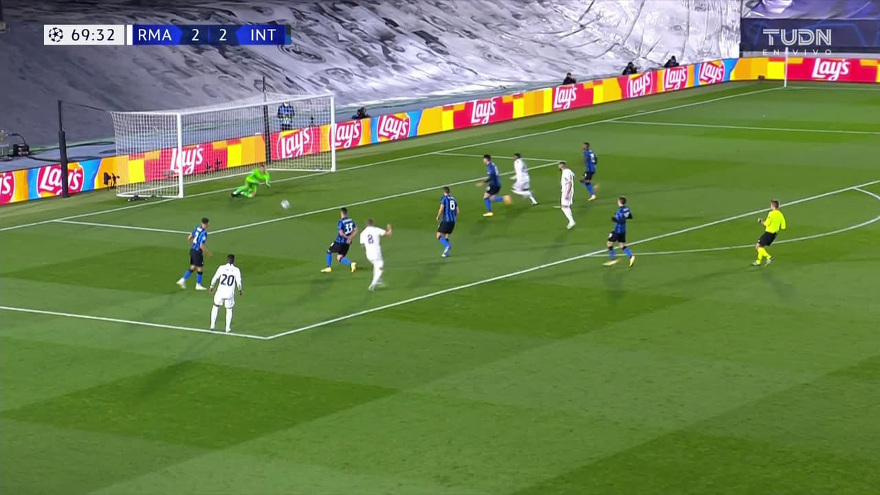 ¡TIRO ATAJADO! disparo por Toni Kroos.