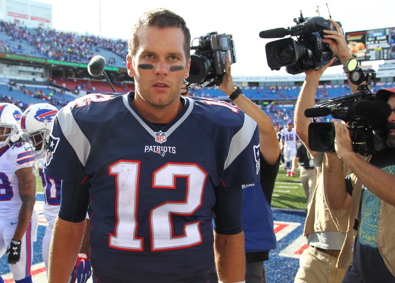 Brady, quien acumula 754 yardas por pase con siete touchdowns y sin intercepciones en lo que va de la temporada, se une a PEYTON MANNING (2013) como los únicos jugadores en la historia de la NFL en pasar para al menos 750 yardas y siete touchdowns sin intercepciones en los primeros dos juegos de una temporada. (Foto: AP-NFL).