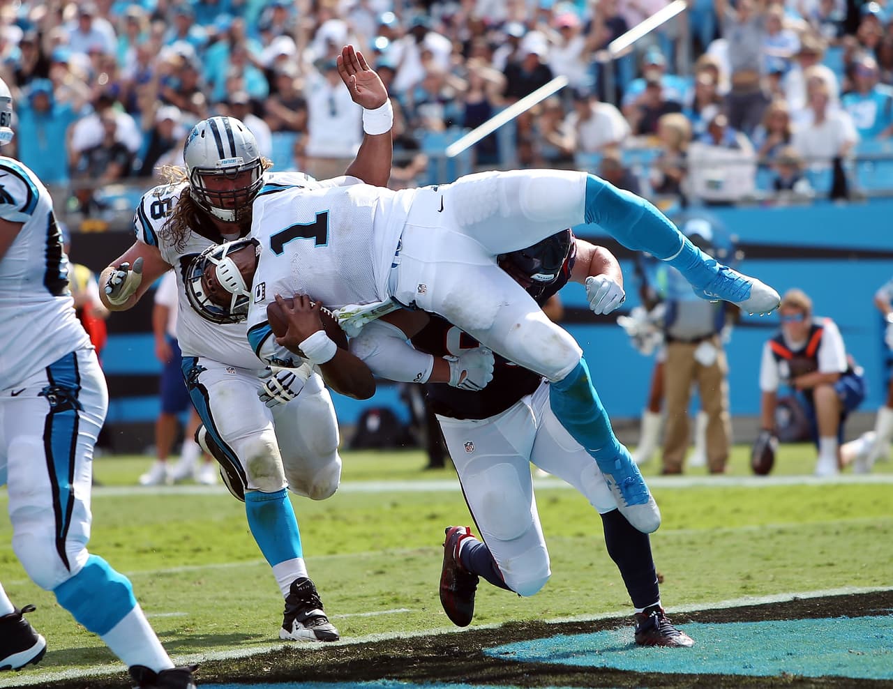 Esta fue la ocasión #25 en su carrera en la que Newton tiene tanto un pase como un acarreo para touchdown en el mismo juegos, el segundo mayor número en la historia de la NFL (el primero es el miembro del Salón de la Fama STEVE YOUNG con 31). (Foto: AP-NFL).