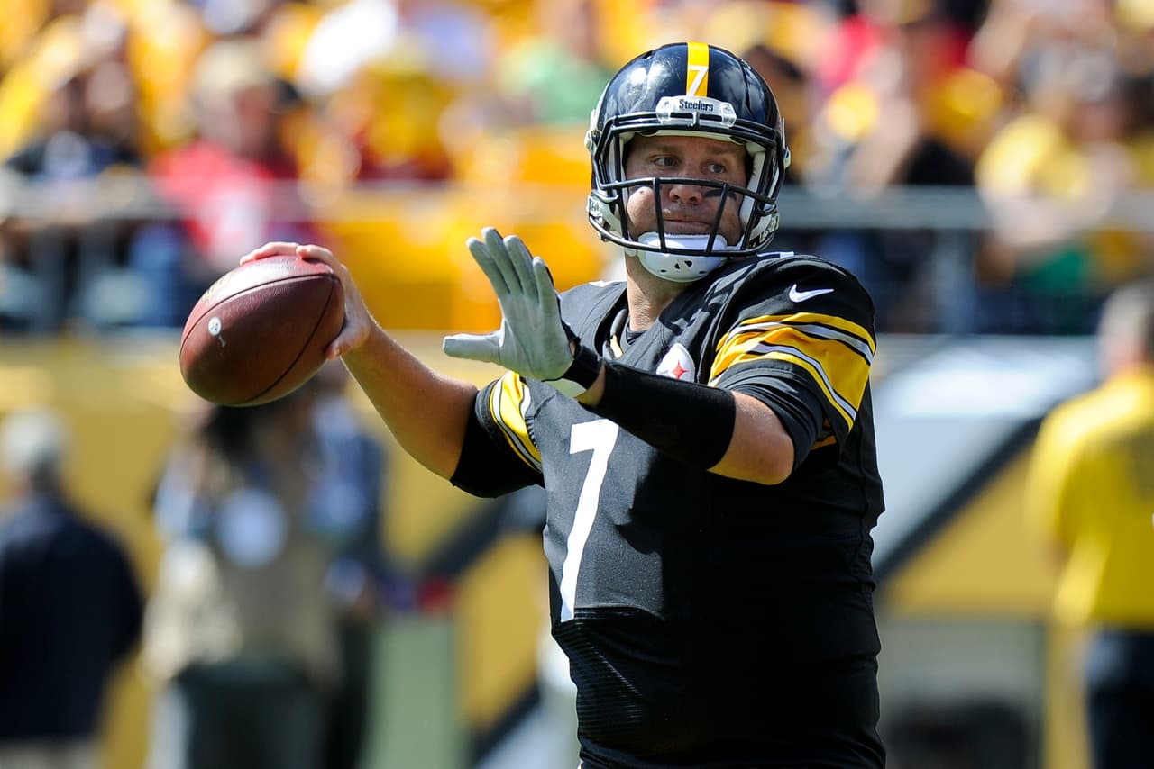 5.- El quarterback de Pittsburgh BEN ROETHLISBERGER completó 21 de 27 pases (77.8%) para 369 yardas con tres touchdowns y sin intercepciones para un rating de pasador de 155.8 puntos en el triunfo de los Steelers 43-18 contra San Francisco. (Foto: AP-NFL).